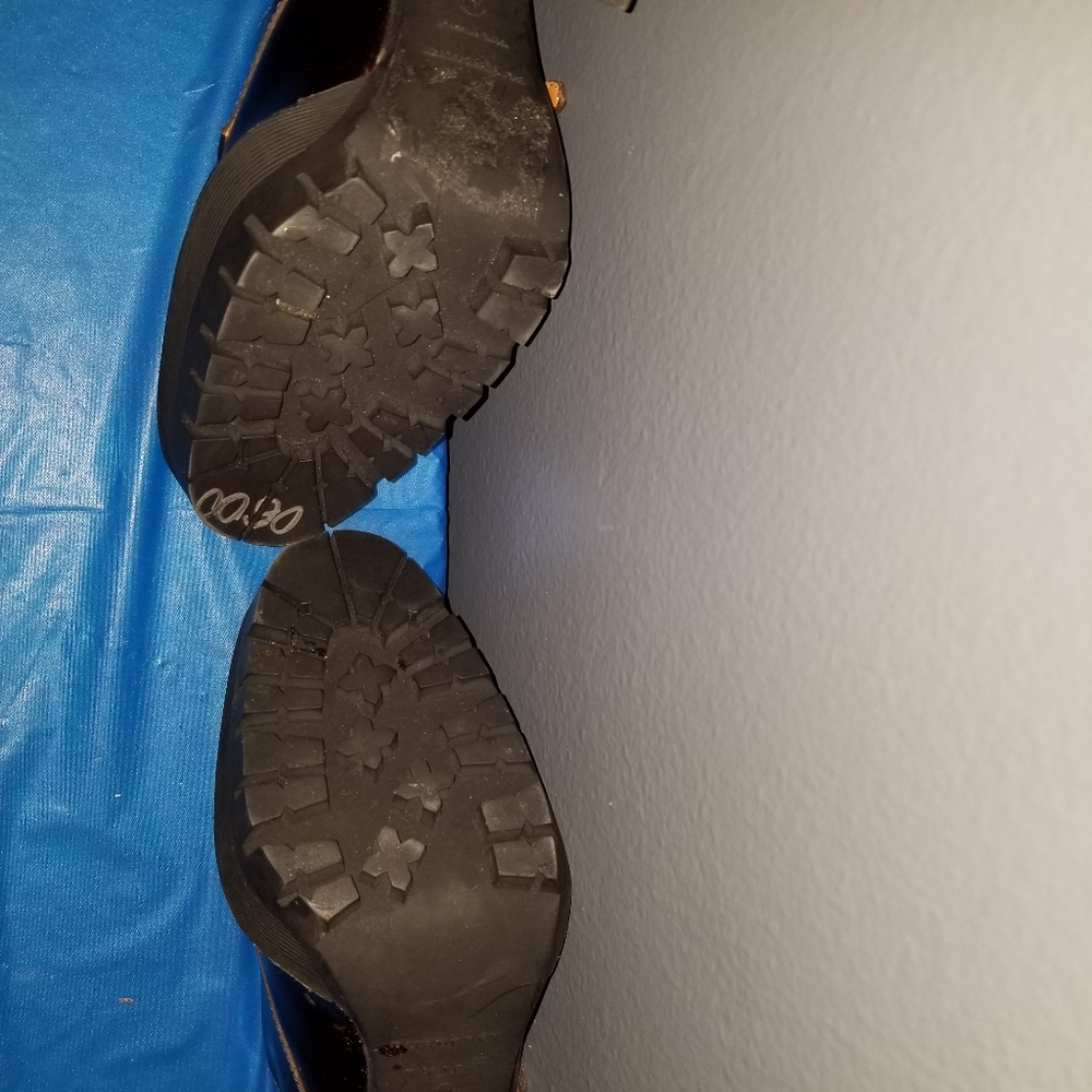 Shoes - Picture 6 of 8